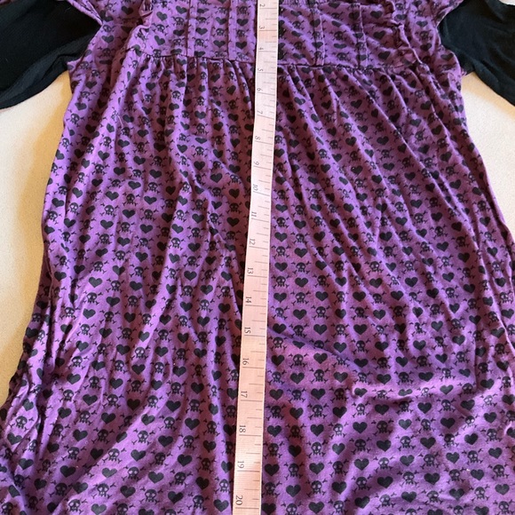 A novelty Junior top from the Hot Topic store in pre owned condition. - Picture 3 of 3